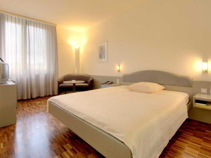 Hotel Fly Away Клотен Номер фото