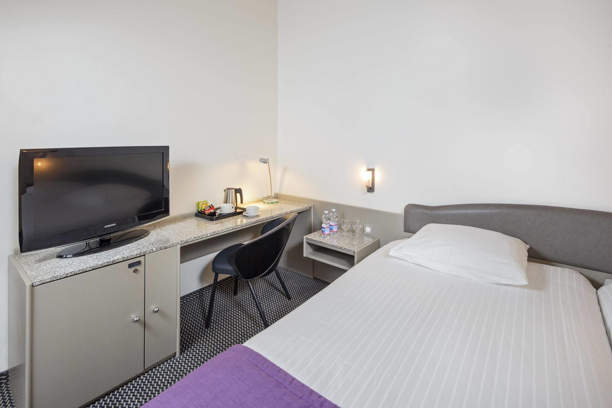 Hotel Fly Away Клотен Экстерьер фото